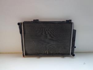 Gebruikte Radiateur Mercedes C Combi (S202) 1.8 C180T 16V Prijs € 25,00 Margeregeling aangeboden door Autobedrijf Broekhuis B.V.