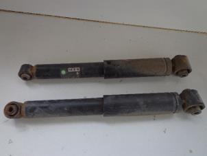 Gebruikte Schokbreker set Nissan Qashqai (J10) 2.0 dCi Prijs € 25,00 Margeregeling aangeboden door Autobedrijf Broekhuis B.V.