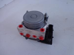 Gebruikte ABS Pomp Renault Clio III (BR/CR) 1.5 dCi FAP Prijs € 25,00 Margeregeling aangeboden door Autobedrijf Broekhuis B.V.