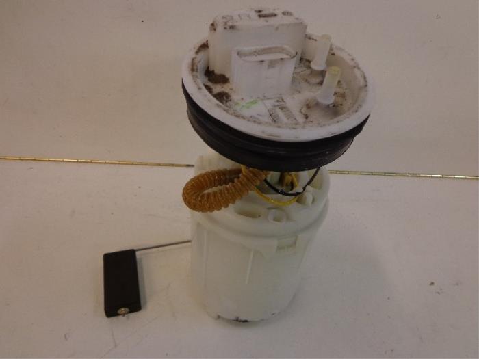 Gebruikte Tank element Pomp Volkswagen Polo IV (9N1/2/3) 1.2 12V Prijs € 25,00 Margeregeling aangeboden door Autobedrijf Broekhuis B.V.
