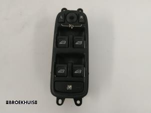 Gebruikte Elektrisch Raam Schakelaar Volvo V50 (MW) 1.8 16V Prijs € 15,00 Margeregeling aangeboden door Autobedrijf Broekhuis B.V.