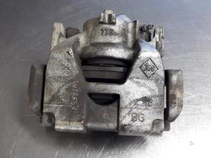 Gebruikte Remklauw (Tang) links-voor Renault Scénic III (JZ) 1.6 16V Prijs € 25,00 Margeregeling aangeboden door Autobedrijf Broekhuis B.V.