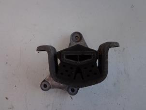 Gebruikte Versnellingsbak Steun Volkswagen Transporter T5 2.0 TDI DRF Prijs € 18,15 Inclusief btw aangeboden door Autobedrijf Broekhuis B.V.