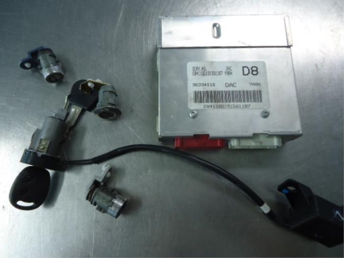 Inspuitcomputer van een Daewoo Nubira (J200) 2.0 16V 2000