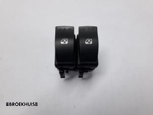 Gebruikte Ruit schakelaar elektrisch Renault Grand Scénic II (JM) 1.5 dCi 105 Prijs € 15,00 Margeregeling aangeboden door Autobedrijf Broekhuis B.V.