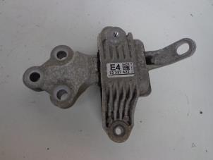 Gebruikte Versnellingsbak Steun Opel Astra J (PC6/PD6/PE6/PF6) 1.4 16V ecoFLEX Prijs € 30,00 Margeregeling aangeboden door Autobedrijf Broekhuis B.V.