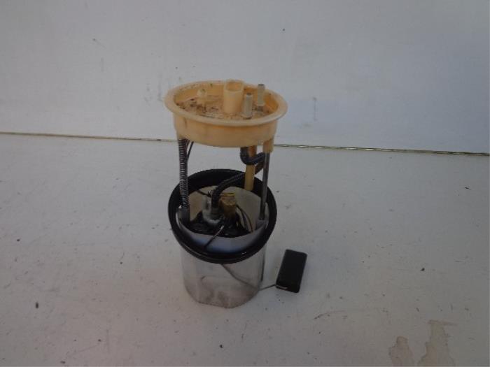 Gebruikte Tank element Pomp Volkswagen Touran (1T1/T2) 2.0 TDI DPF Prijs € 60,00 Margeregeling aangeboden door Autobedrijf Broekhuis B.V.