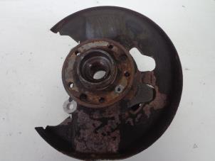 Gebruikte Fusee links-voor Saab 9-3 Sport Estate (YS3F) 1.9 TiD Prijs € 50,00 Margeregeling aangeboden door Autobedrijf Broekhuis B.V.