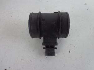 Gebruikte Luchtmassameter Opel Astra H GTC (L08) 1.3 CDTI 16V Ecotec Prijs € 30,00 Margeregeling aangeboden door Autobedrijf Broekhuis B.V.