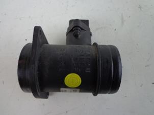 Gebruikte Luchtmassameter Volkswagen Passat (3B3) 1.9 TDI 100 Prijs € 20,00 Margeregeling aangeboden door Autobedrijf Broekhuis B.V.