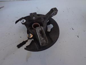 Gebruikte Fusee links-voor Saab 9-3 Sport Estate (YS3F) 1.9 TiD Prijs € 50,00 Margeregeling aangeboden door Autobedrijf Broekhuis B.V.