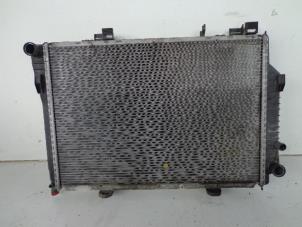 Gebruikte Radiateur Mercedes C (W202) 2.2 C-200 CDI 16V Prijs € 25,00 Margeregeling aangeboden door Autobedrijf Broekhuis B.V.