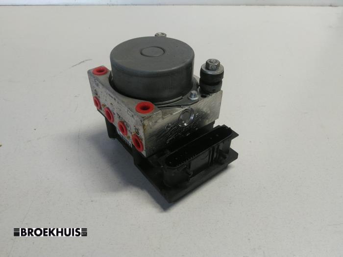 Gebruikte ABS Pomp Renault Clio III (BR/CR) 1.5 dCi FAP Prijs € 25,00 Margeregeling aangeboden door Autobedrijf Broekhuis B.V.