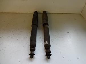 Gebruikte Schokdemper set Landrover Defender I 2.5 TD5 Prijs € 60,00 Margeregeling aangeboden door Autobedrijf Broekhuis B.V.