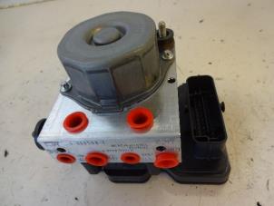 Gebruikte ABS Pomp Renault Clio III Estate/Grandtour (KR) 1.2 16V 75 Hi-Flex Prijs € 50,00 Margeregeling aangeboden door Autobedrijf Broekhuis B.V.