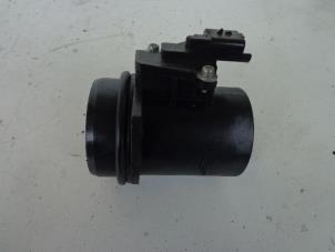 Gebruikte Luchtmassameter Peugeot Partner Tepee (7A/B/C/D/E/F/G/J/P/S) 1.6 HDI 75 Prijs € 10,00 Margeregeling aangeboden door Autobedrijf Broekhuis B.V.