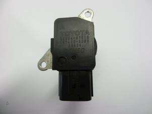 Gebruikte Luchtmassameter Toyota Yaris II (P9) 1.33 16V Dual VVT-I Prijs € 25,00 Margeregeling aangeboden door Autobedrijf Broekhuis B.V.