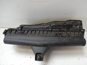 Gebruikte Luchtfilterhuis Peugeot 308 SW (4E/H) 1.6 VTI 16V Prijs € 25,00 Margeregeling aangeboden door Autobedrijf Broekhuis B.V.