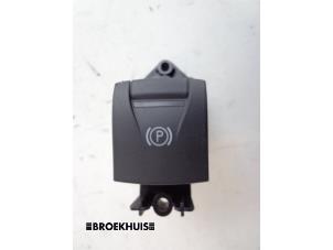 Gebruikte Handrem schakelaar Renault Megane III Grandtour (KZ) 1.5 dCi 110 Prijs € 15,00 Margeregeling aangeboden door Autobedrijf Broekhuis B.V.