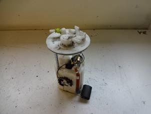 Gebruikte Tank element Pomp Hyundai i10 (F5) 1.0i 12V Prijs € 25,00 Margeregeling aangeboden door Autobedrijf Broekhuis B.V.