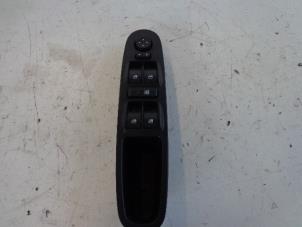 Gebruikte Elektrisch Raam Schakelaar Fiat Punto Evo (199) 1.3 JTD Multijet 85 16V Euro 5 Prijs € 25,00 Margeregeling aangeboden door Autobedrijf Broekhuis B.V.