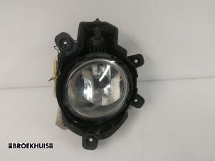 Gebruikte Mistlamp links-voor Kia Carens III (FG) 2.0 CRDI VGT 16V Prijs € 15,00 Margeregeling aangeboden door Autobedrijf Broekhuis B.V.
