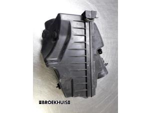 Gebruikte Luchtfilterhuis Toyota Avensis Wagon (T25/B1E) 2.2 D-4D 16V D-CAT Prijs € 20,00 Margeregeling aangeboden door Autobedrijf Broekhuis B.V.