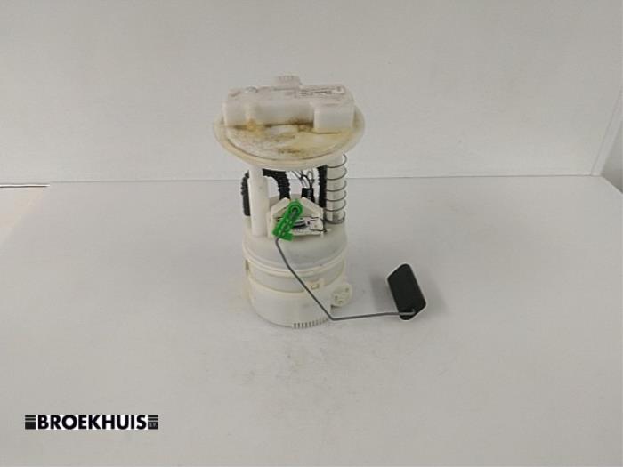 Gebruikte Tank element Pomp Renault Twingo II (CN) 1.2 16V Prijs € 25,00 Margeregeling aangeboden door Autobedrijf Broekhuis B.V.