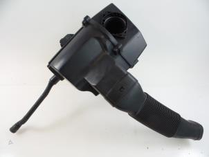 Gebruikte Luchtfilterhuis Seat Ibiza ST (6J8) 1.2 TDI Ecomotive Prijs € 25,00 Margeregeling aangeboden door Autobedrijf Broekhuis B.V.