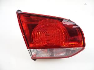Gebruikte Achterlicht links Volkswagen Golf VI (5K1) 1.4 TSI 122 16V Prijs € 20,00 Margeregeling aangeboden door Autobedrijf Broekhuis B.V.