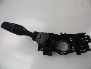 Gebruikte Pinker Schakelaar Lexus IS (E3) 300h 2.5 16V Prijs € 30,00 Margeregeling aangeboden door Autobedrijf Broekhuis B.V.