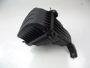 Gebruikte Luchtfilterhuis Kia Picanto (TA) 1.2 16V Prijs € 35,00 Margeregeling aangeboden door Autobedrijf Broekhuis B.V.