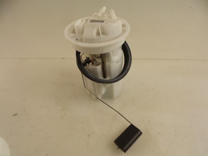 Gebruikte Tank element Pomp Ford Fiesta 6 (JA8) 1.0 Ti-VCT 12V 65 Prijs € 35,00 Margeregeling aangeboden door Autobedrijf Broekhuis B.V.