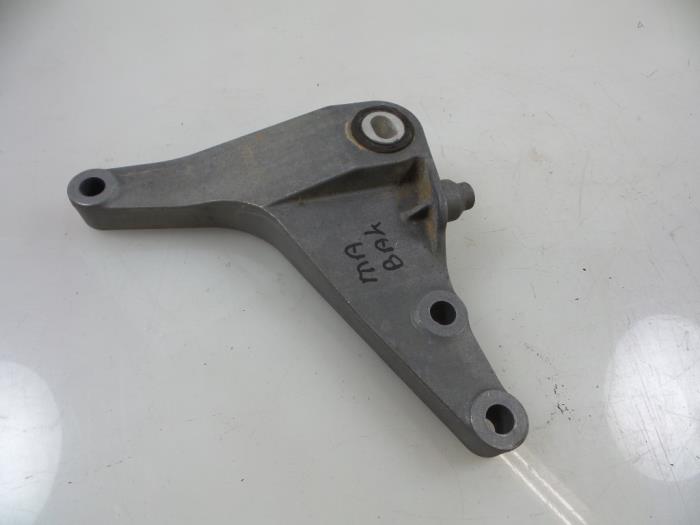 Gebruikte Versnellingsbak Steun Opel Corsa E 1.0 SIDI Turbo 12V Prijs € 20,00 Margeregeling aangeboden door Autobedrijf Broekhuis B.V.