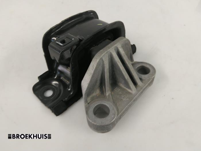 Gebruikte Versnellingsbak Steun Opel Corsa E 1.0 SIDI Turbo 12V Prijs € 15,00 Margeregeling aangeboden door Autobedrijf Broekhuis B.V.