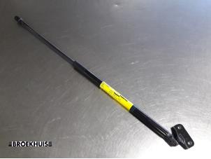 Gebruikte Kofferdekseldemper rechts-achter Opel Corsa E 1.0 SIDI Turbo 12V Prijs € 15,00 Margeregeling aangeboden door Autobedrijf Broekhuis B.V.