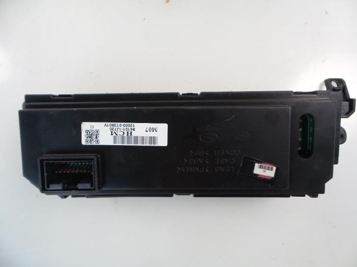 Gebruikte Display Interieur Hyundai i20 1.2i 16V Prijs € 35,00 Margeregeling aangeboden door Autobedrijf Broekhuis B.V.