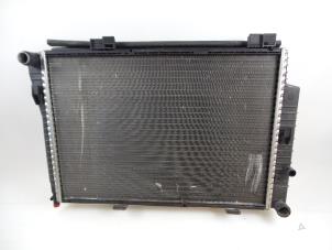 Gebruikte Radiateur Mercedes SLK (R170) 2.3 230 K 16V Prijs € 25,00 Margeregeling aangeboden door Autobedrijf Broekhuis B.V.