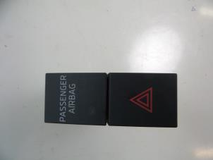 Gebruikte Alarmlicht Schakelaar Skoda Octavia Combi (5EAC) 1.6 TDI Greenline 16V Prijs € 10,00 Margeregeling aangeboden door Autobedrijf Broekhuis B.V.