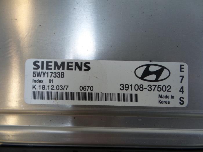 Inspuitcomputer van een Hyundai Santa Fe I 2.7 V6 24V 4x4 Autom. 2004