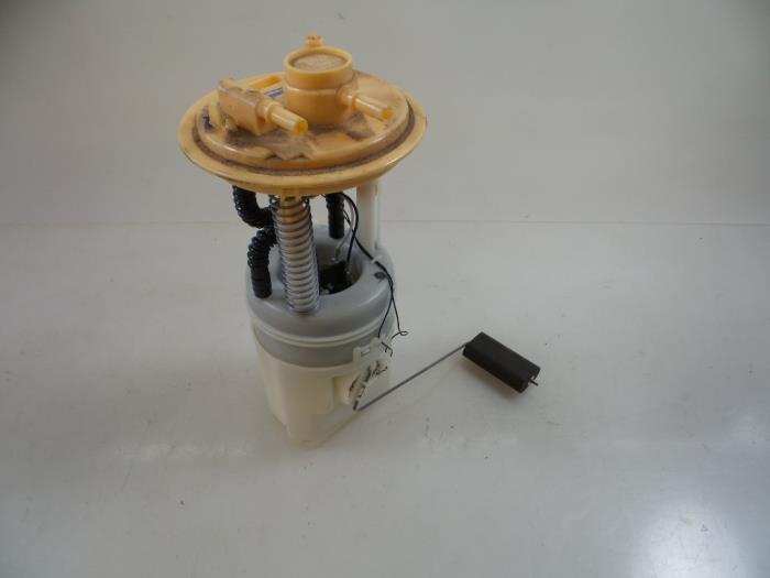 Gebruikte Tank element Pomp Mitsubishi Colt (Z2/Z3) 1.1 12V Prijs € 25,00 Margeregeling aangeboden door Autobedrijf Broekhuis B.V.