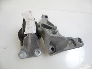 Gebruikte Motorsteun Renault Scénic III (JZ) 1.6 16V Bifuel Prijs € 20,00 Margeregeling aangeboden door Autobedrijf Broekhuis B.V.