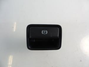 Gebruikte Schakelaar handrem Mercedes A (W176) 1.5 A-180 CDI, A-180d 16V Prijs € 5,00 Margeregeling aangeboden door Autobedrijf Broekhuis B.V.