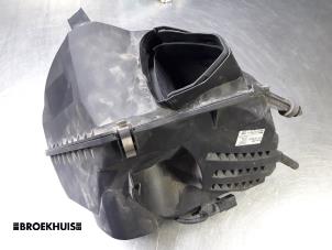 Gebruikte Luchtfilterhuis Audi A6 Avant Quattro (C6) 3.2 V6 24V FSI Prijs € 25,00 Margeregeling aangeboden door Autobedrijf Broekhuis B.V.