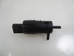 Gebruikte Ruitensproeierpomp voor BMW X6 (E71/72) xDrive35d 3.0 24V Prijs € 10,00 Margeregeling aangeboden door Autobedrijf Broekhuis B.V.