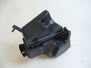 Gebruikte Luchtfilterhuis Renault Twingo III (AH) 1.0 SCe 70 12V Prijs € 25,00 Margeregeling aangeboden door Autobedrijf Broekhuis B.V.