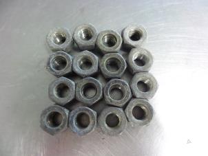 Gebruikte Wielbouten set Toyota Yaris (P1) 1.3 16V VVT-i Prijs € 10,00 Margeregeling aangeboden door Autobedrijf Broekhuis B.V.