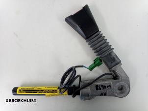 Gebruikte Gordelspanner rechts Opel Vectra B Caravan (31) 2.0 Di 16V Prijs € 25,00 Margeregeling aangeboden door Autobedrijf Broekhuis B.V.