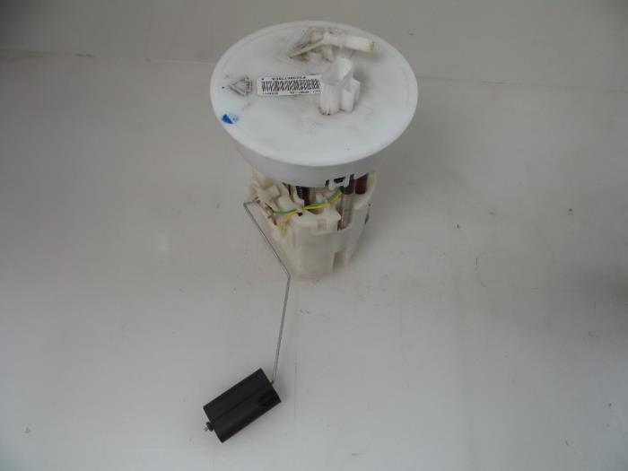 Gebruikte Tank element Pomp Ford Fiesta 6 (JA8) 1.4 16V Prijs € 30,00 Margeregeling aangeboden door Autobedrijf Broekhuis B.V.