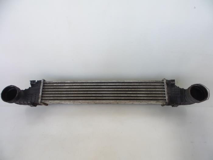 Gebruikte Intercooler Mercedes E (W211) 2.2 E-220 CDI 16V Prijs € 40,00 Margeregeling aangeboden door Autobedrijf Broekhuis B.V.